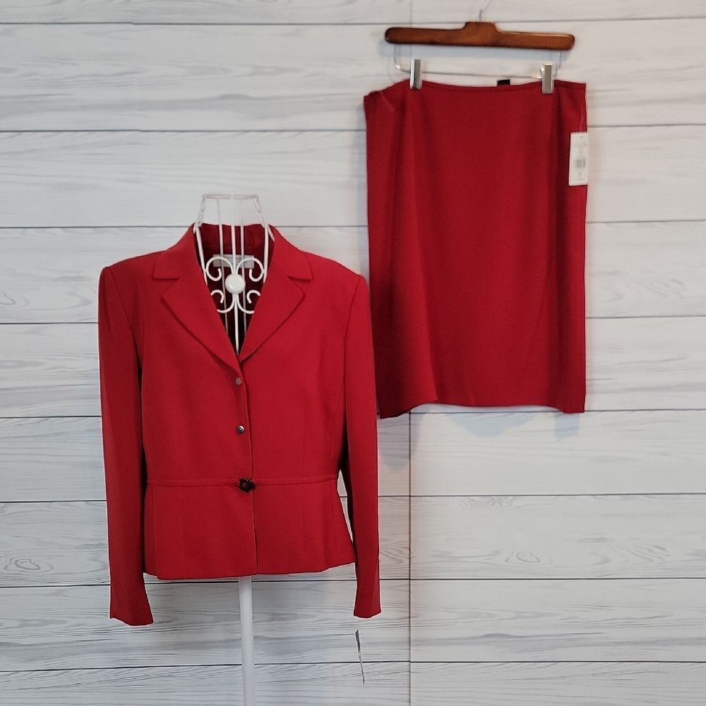 Tahari NWT Arthur S. Levine Womens Suit - Lipstick Red Size 14P